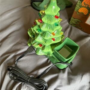 Scentsy Green Christmas Tree Warmer with Multicolor Lights